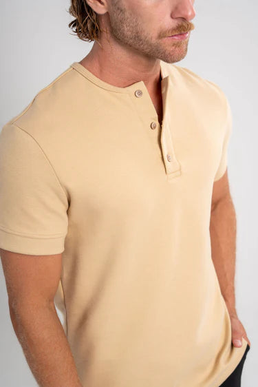 5 Combinações Infalíveis com Camiseta Henley para o Dia a Dia