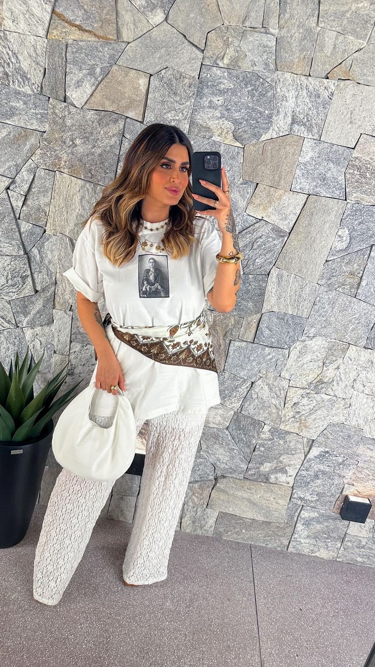 Lenço na Cintura: O Segredo das Celebridades para Marcar a Silhueta