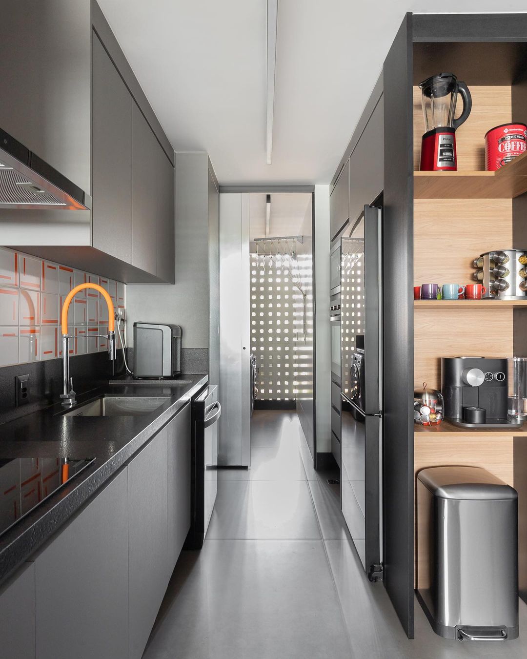 Iluminação Estratégica: Transformando Cozinhas Estreitas