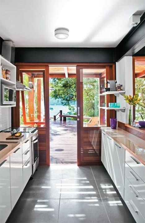 Iluminação Estratégica: Transformando Cozinhas Estreitas