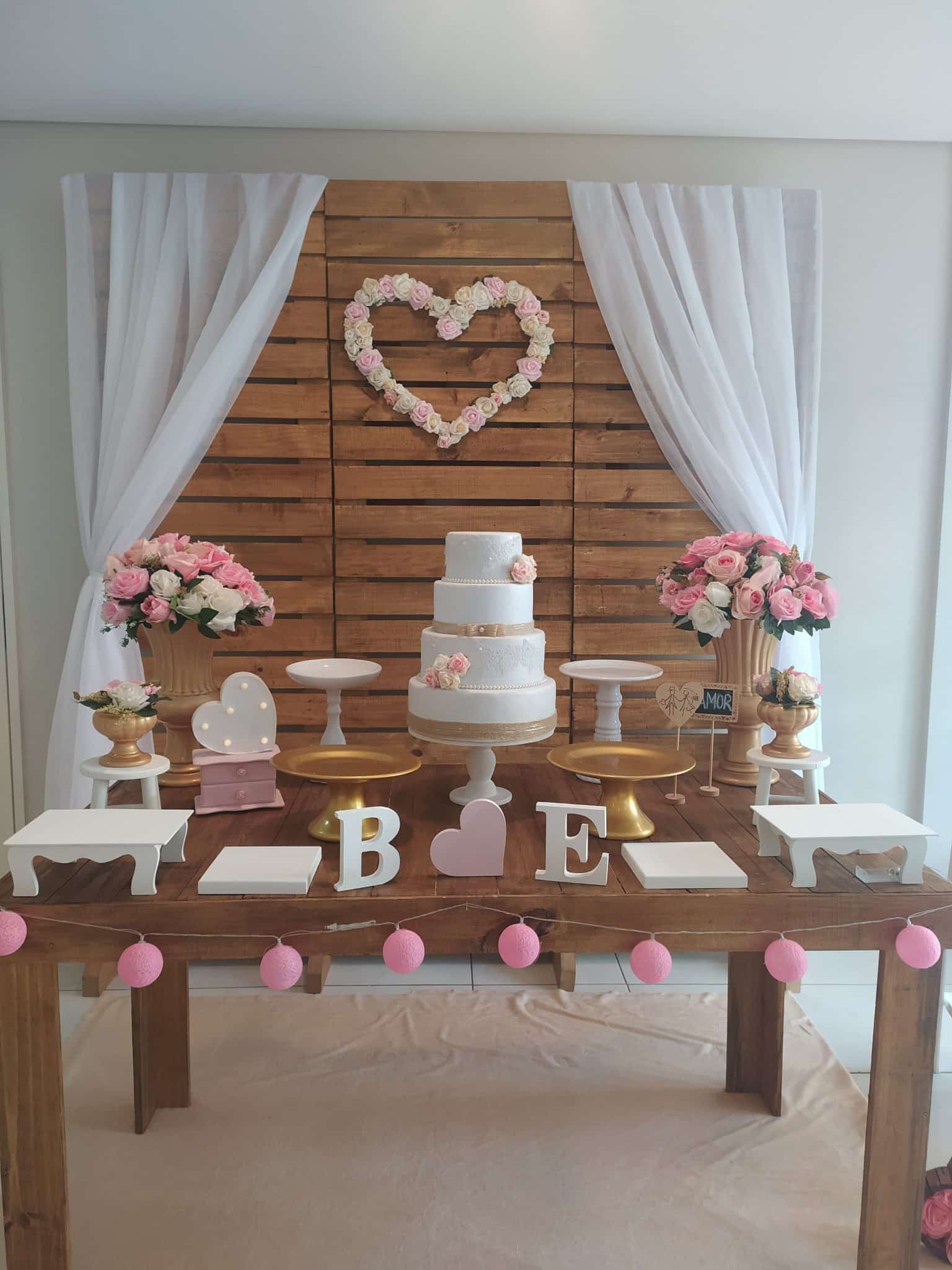 Iluminação Romântica: Velas de LED e Luminárias para Noivado