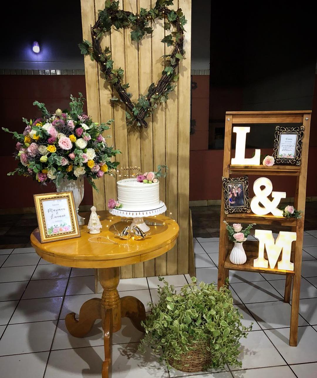 Iluminação Romântica: Velas de LED e Luminárias para Noivado