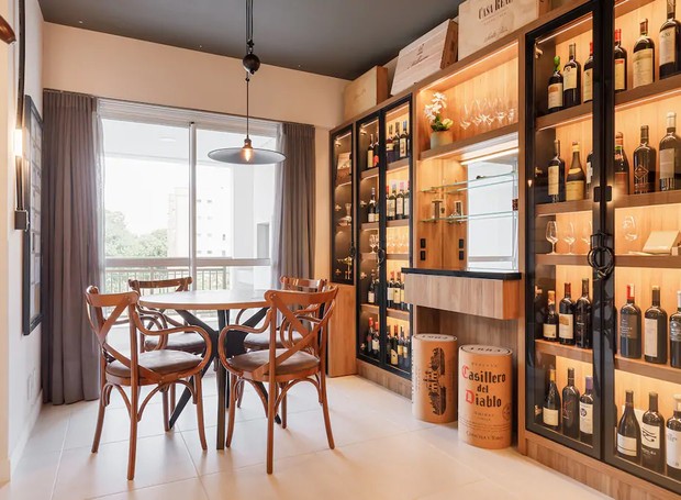 Iluminação e Acessórios: Detalhes que Transformam sua Adega no Quarto