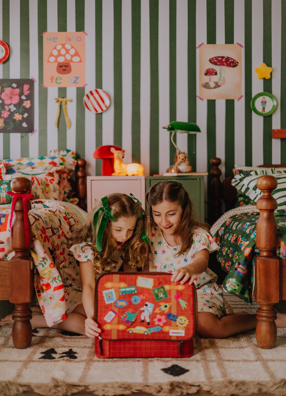 decoração de quarto com mala de viagem retrô