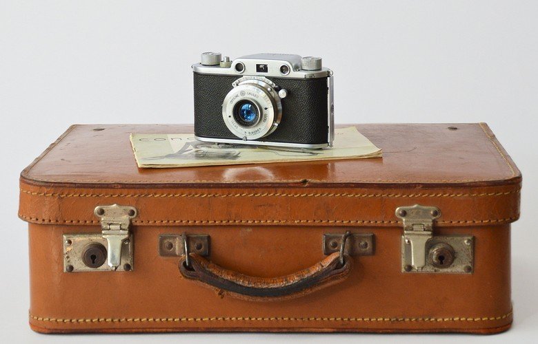 decoração de quarto com mala de viagem retrô