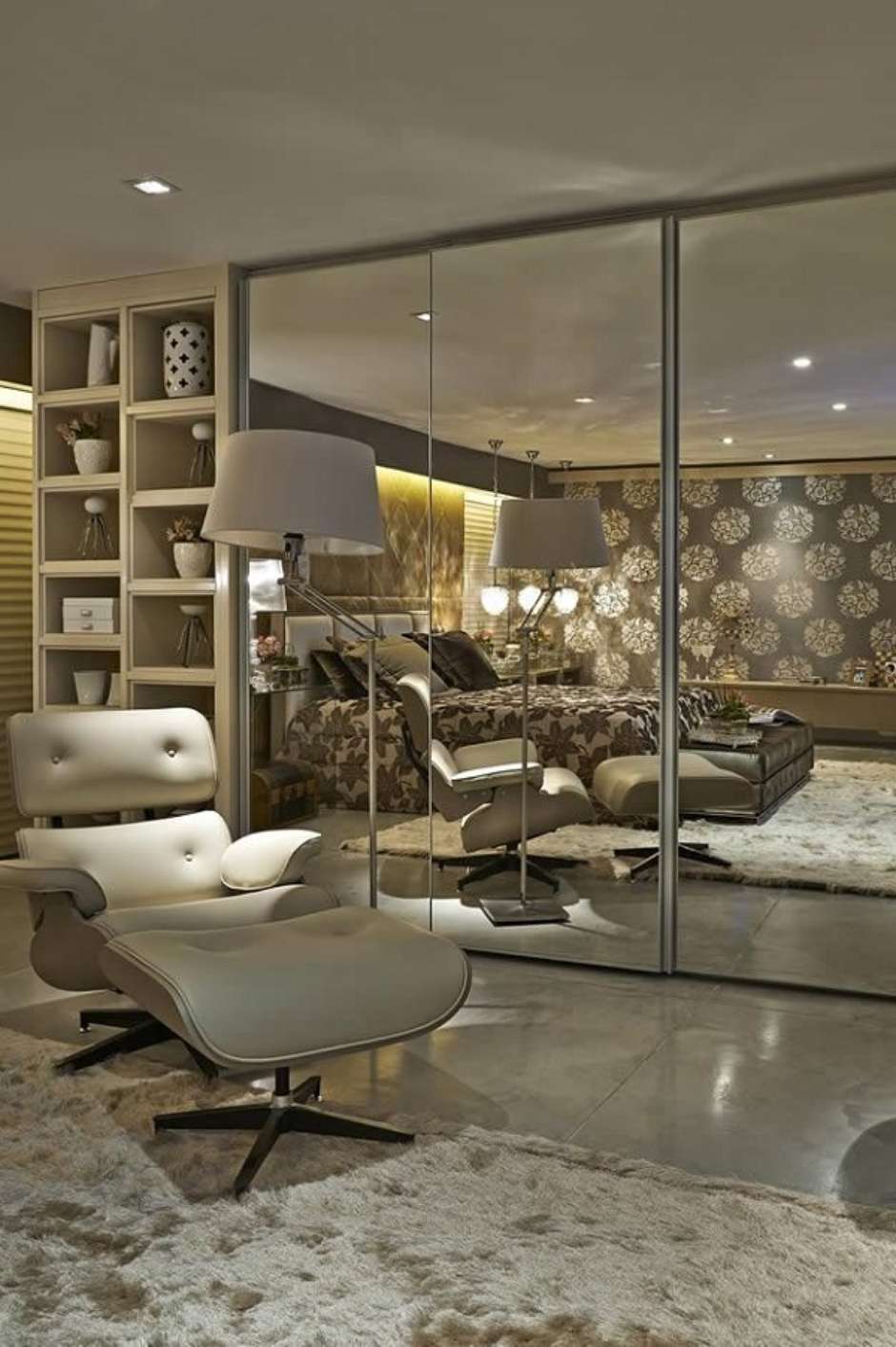 5 ideias de títulos:
1. Poltrona Charles Eames: O Toque de Luxo que Seu Quarto Merece
2. Integrando a Poltrona Eames no Seu Espaço: Dicas de Decoração
3. Estilos e Cores: Como Combinar Sua Poltrona Charles Eames
4. Elementos Complementares para Valorizar sua Poltrona Eames
5. Onde Posicionar a Poltrona Charles Eames no Quarto: Guia Completo