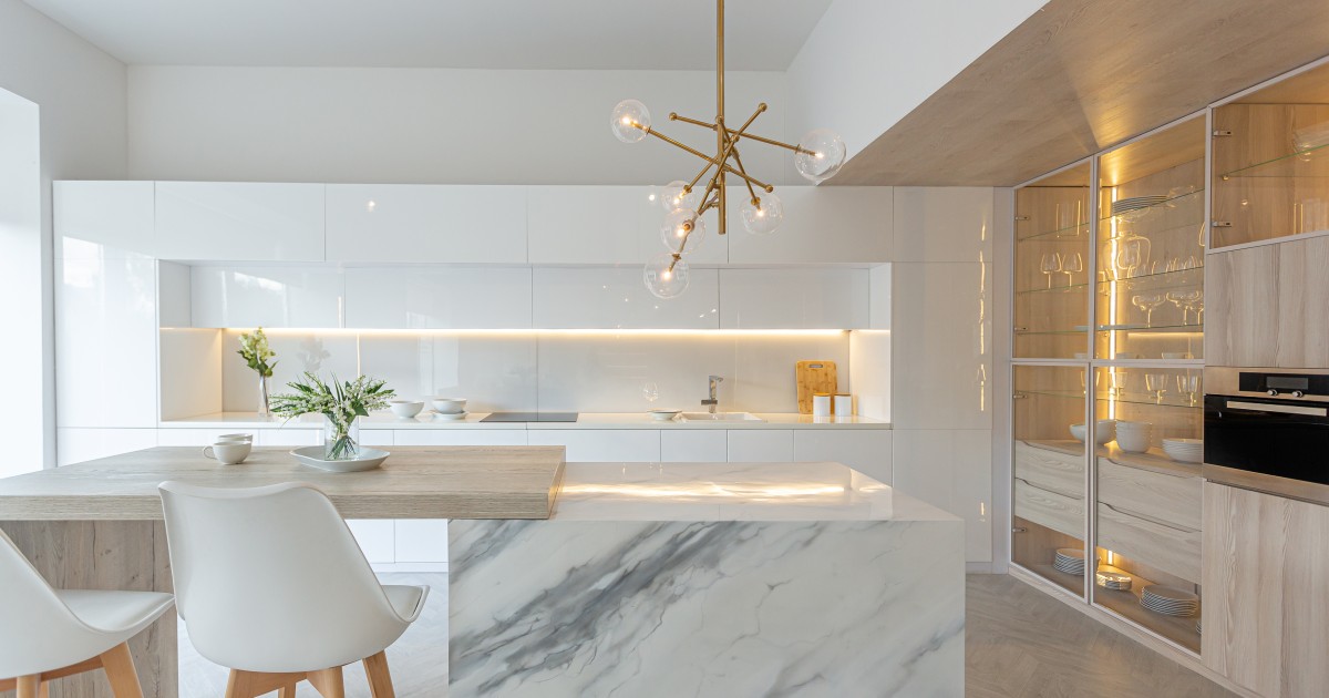 Guia Completo: Como Escolher e Instalar sua TV de Espelho no Quarto