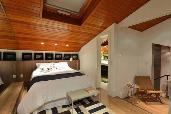 decoração de quarto com teto de madeira