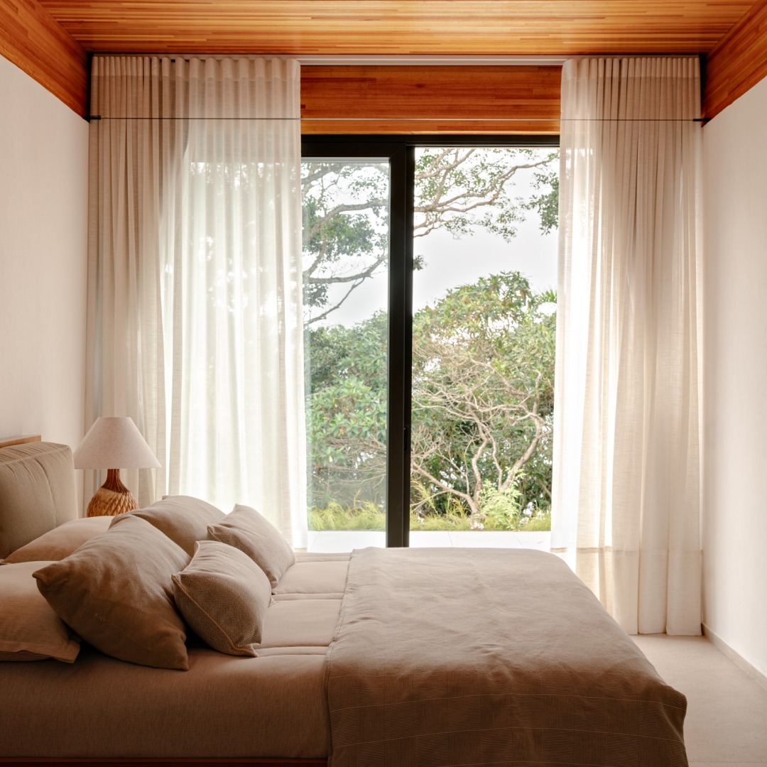 decoração de quarto com teto de madeira