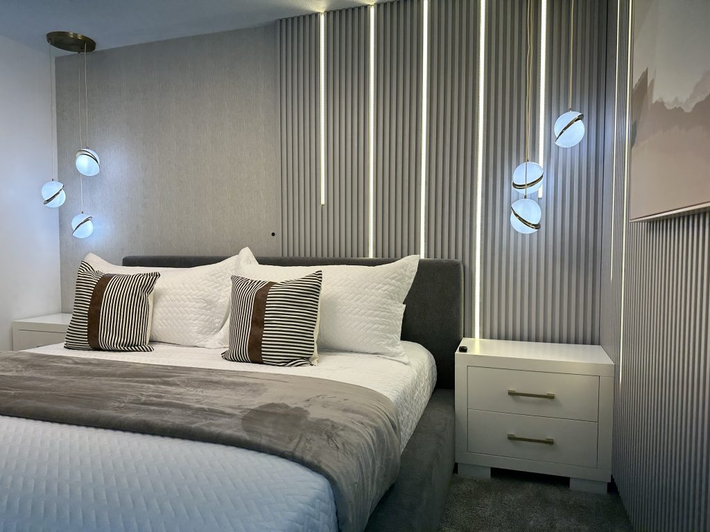 Iluminação e texturas para um quarto cinza acolhedor