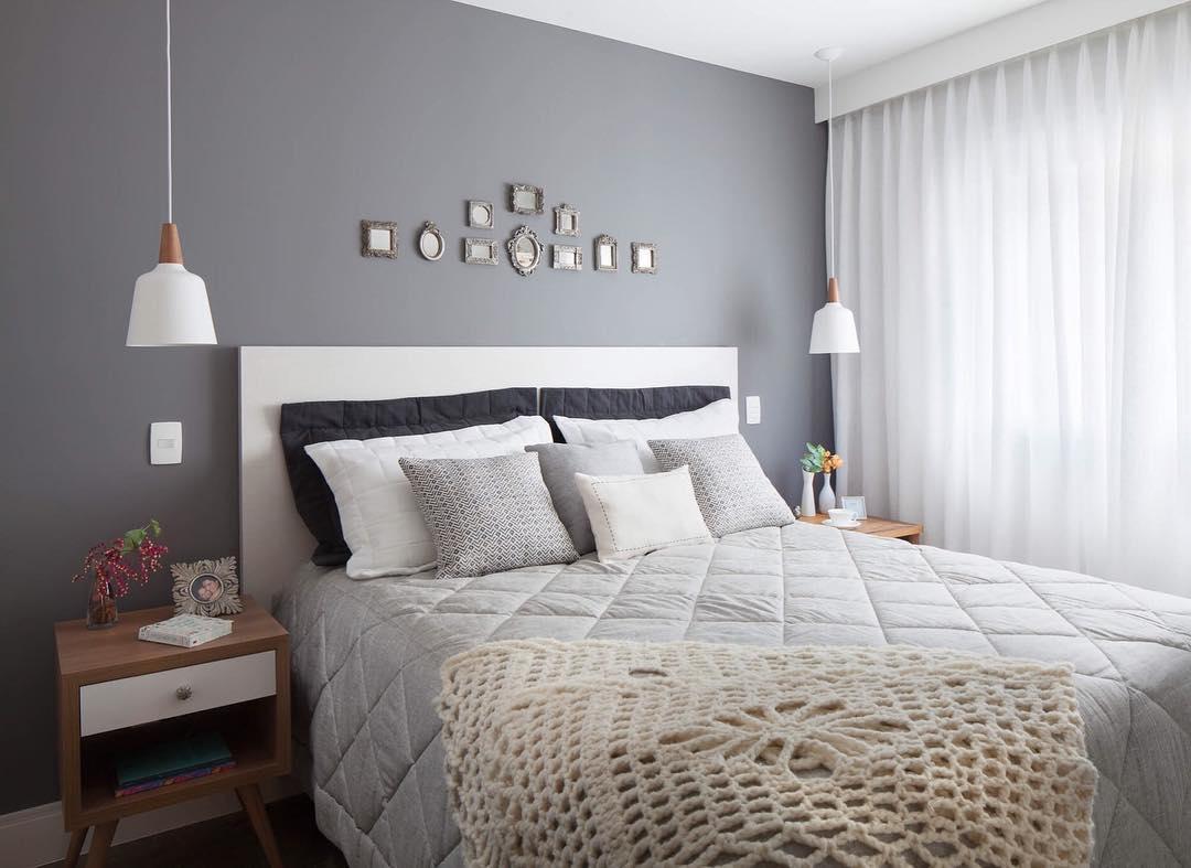 Iluminação e texturas para um quarto cinza acolhedor