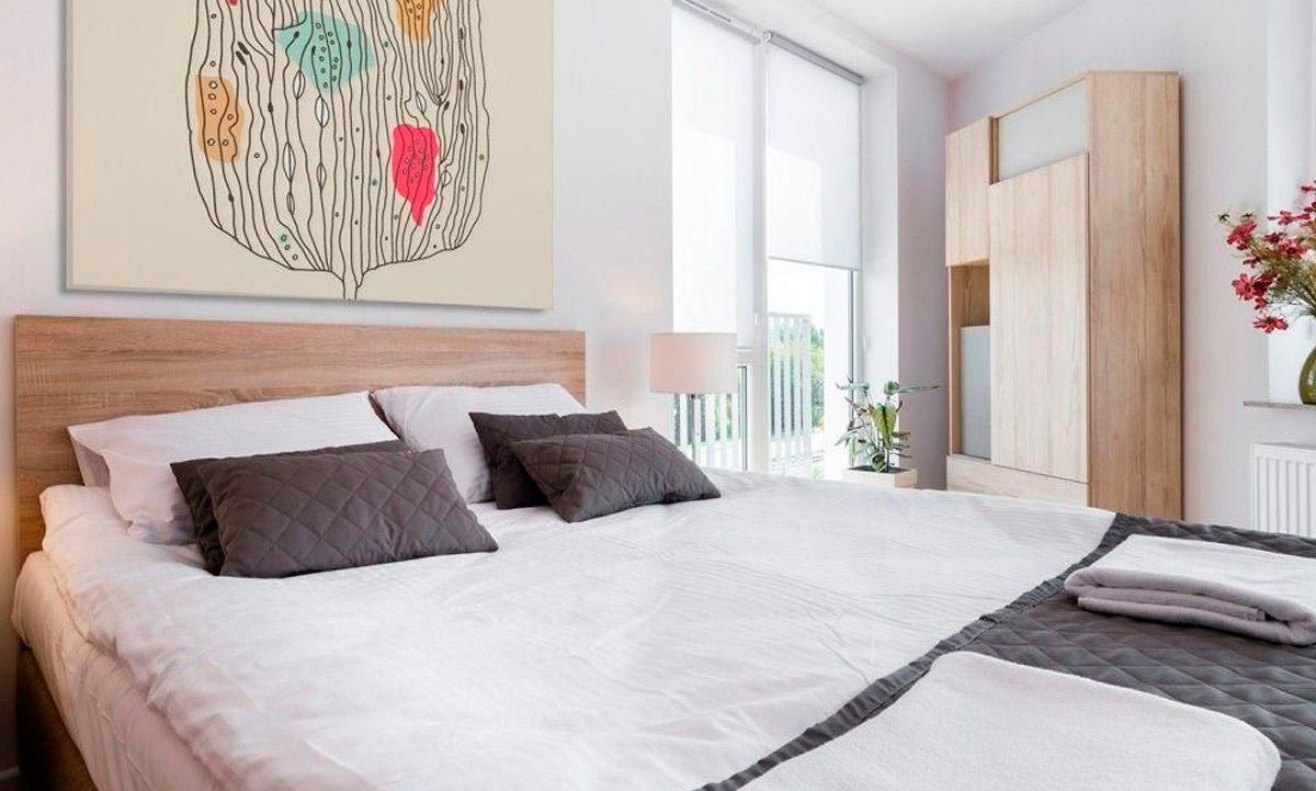 Espelhos e Texturas: Truques Simples para Dar Amplitude e Conforto ao Quarto de Casal