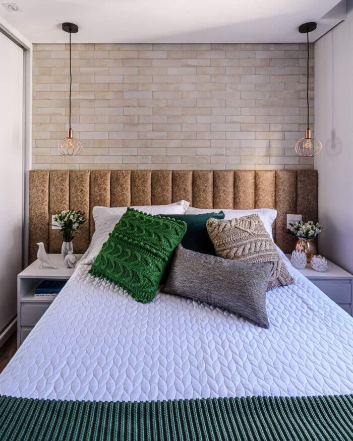 Espelhos e Texturas: Truques Simples para Dar Amplitude e Conforto ao Quarto de Casal