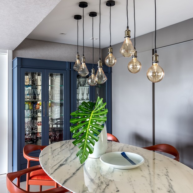 Decoração de parede e plantas: o toque verde na sala de jantar contemporânea