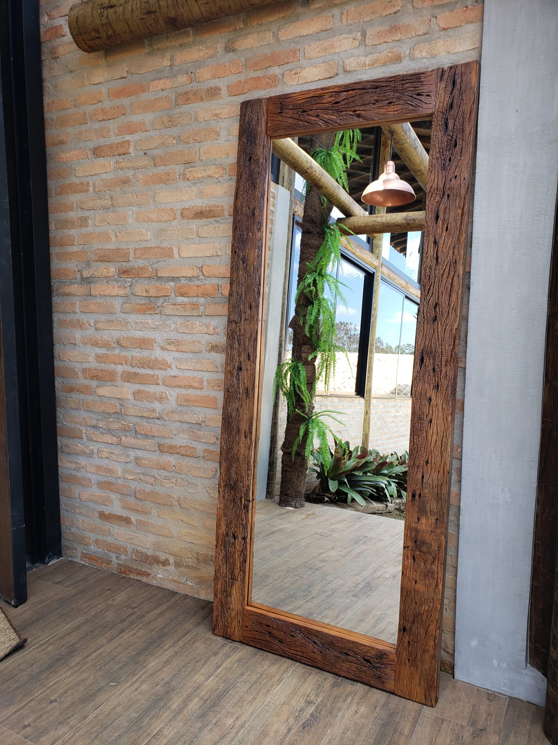 espelho com moldura de madeira de demolição