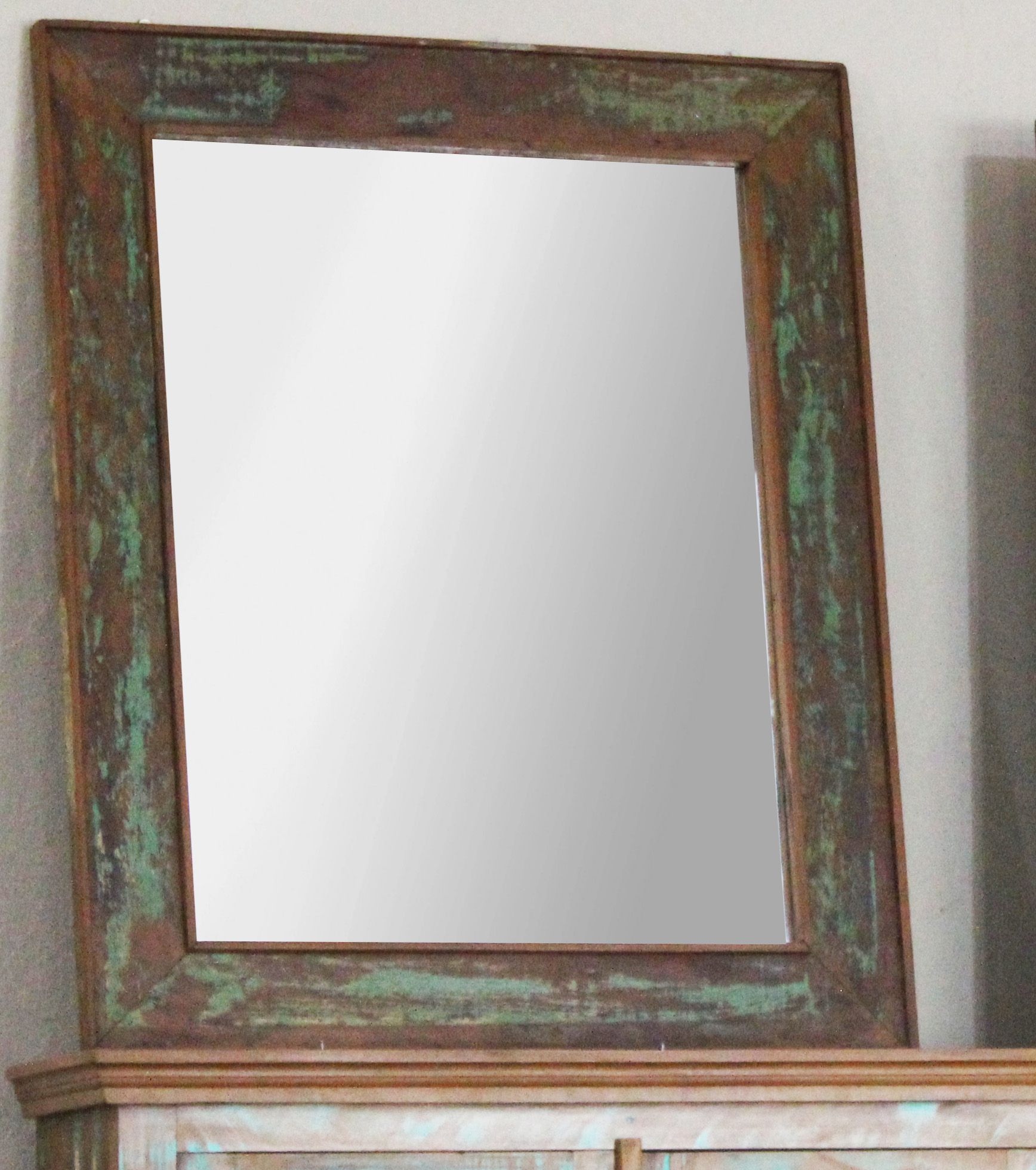 espelho com moldura de madeira de demolição