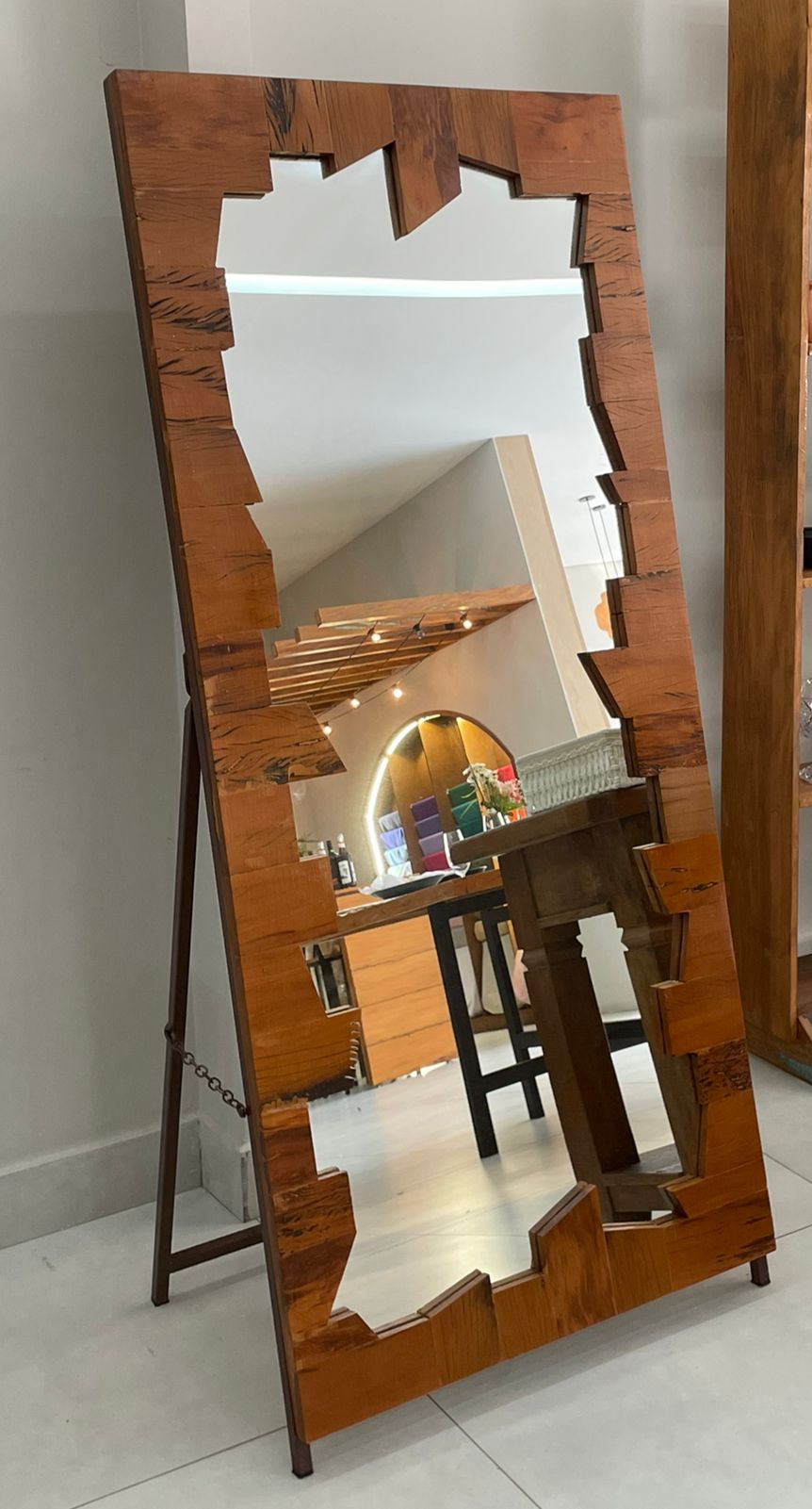 Manutenção e Cuidados Essenciais para Espelhos com Moldura de Madeira de Demolição