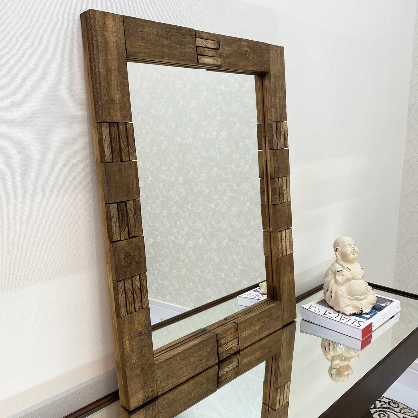 espelho com moldura de madeira de demolição