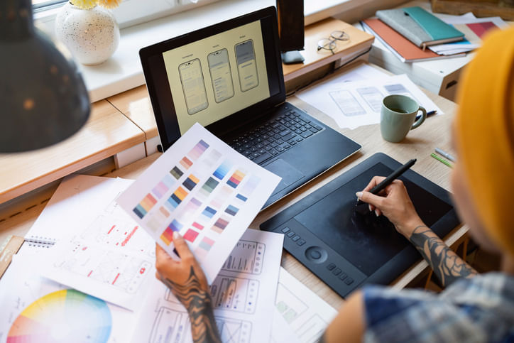 Tecnólogo ou Bacharelado em Design Gráfico: Qual o Melhor para Você?