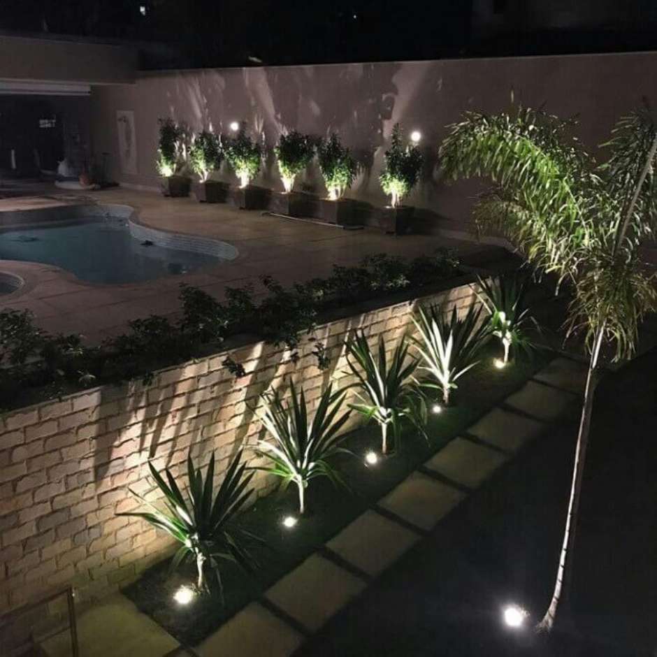 5 ideias de títulos:
1. Iluminação de Jardim: Guia Completo para Valorizar seu Espaço
2. Transforme seu Jardim com Iluminação: Dicas Essenciais e Tendências
3. Segurança e Beleza: Como Escolher a Iluminação Ideal para seu Jardim
4. Iluminação de Jardim com LED: Economia e Eficiência Energética
5. Inspire-se: Galeria de Ideias para Iluminação de Jardins Modernos
