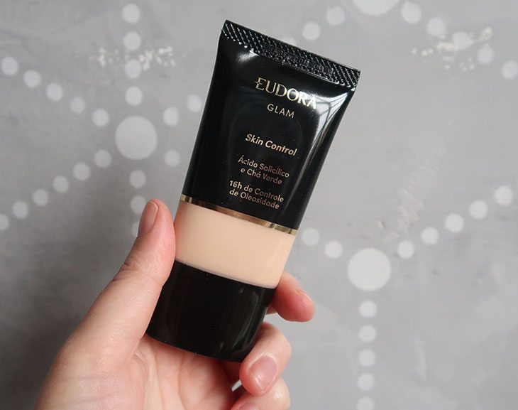 Guia Completo: Como Escolher a Base Líquida Perfeita para o seu Tipo de Pele; Top 5 Bases Líquidas de Longa Duração que Valem o Investimento; Base Líquida com FPS: Proteção Solar e Beleza em um Só Produto; Resenha Comparativa: Maybelline Fit Me vs. Estée Lauder Double Wear; Desvendando os Acabamentos: Matte