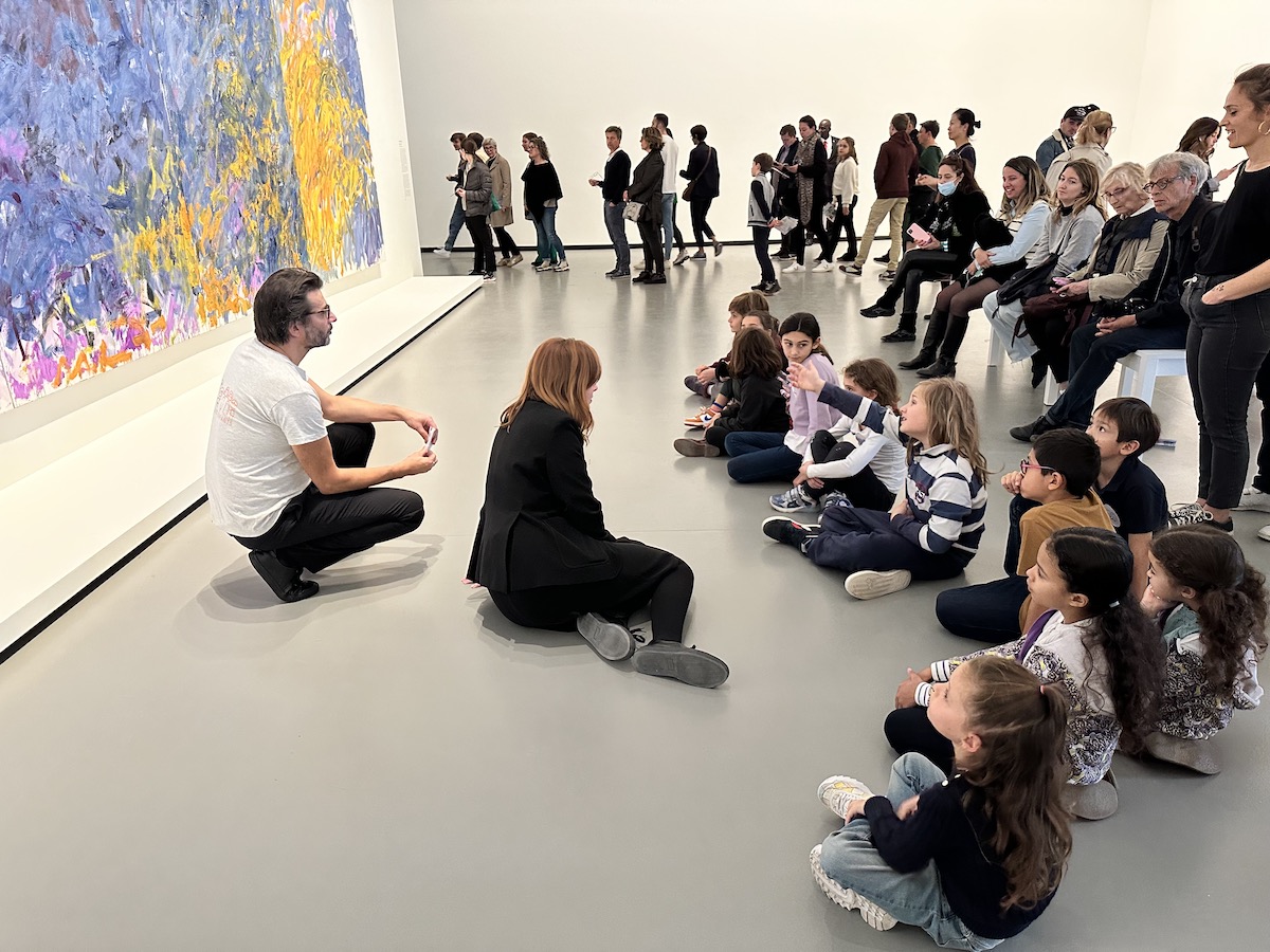 Além do All Black: Explorando a Paleta de Cores do Estilo Curatorial