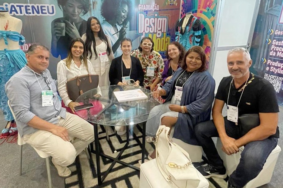 Dos Óculos aos Tênis: Elementos Chave para um Visual Autêntico de Designer Gráfico