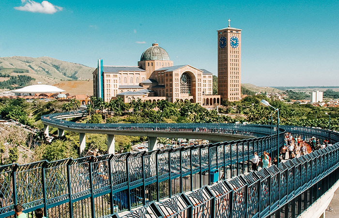 5 ideias de títulos:
1. Guia Completo: Onde Ficar em Aparecida do Norte para sua Peregrinação
2. Hotéis Próximos ao Santuário Nacional: Conforto e Fé ao seu Alcance
3. Custo-Benefício em Aparecida: Pousadas Charmosas e Acessíveis
4. Lazer e Conforto em Aparecida: Hotéis na Região do Porto Itaguaçu
5. Dicas Essenciais para Escolher sua Hospedagem em Aparecida