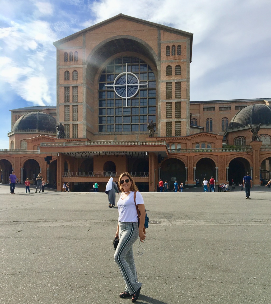 5 ideias de títulos:
1. Guia Completo: Onde Ficar em Aparecida do Norte para sua Peregrinação
2. Hotéis Próximos ao Santuário Nacional: Conforto e Fé ao seu Alcance
3. Custo-Benefício em Aparecida: Pousadas Charmosas e Acessíveis
4. Lazer e Conforto em Aparecida: Hotéis na Região do Porto Itaguaçu
5. Dicas Essenciais para Escolher sua Hospedagem em Aparecida