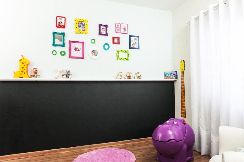 parede de giz no quarto juvenil