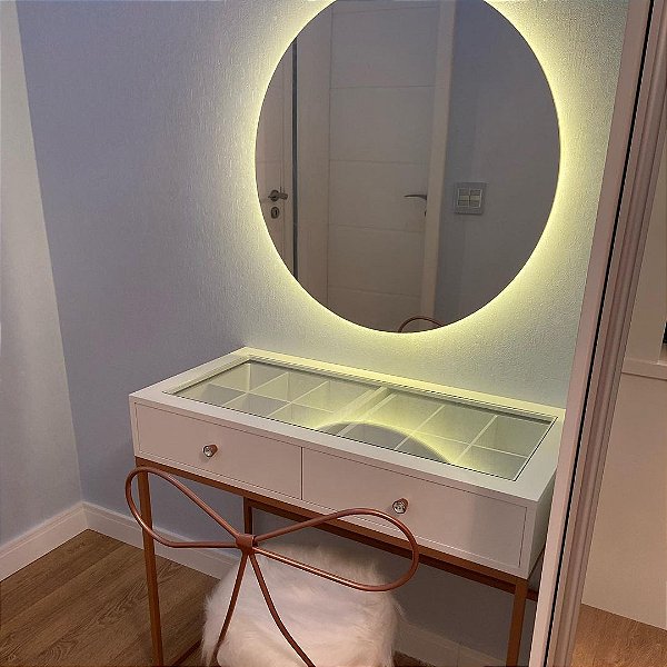 Preços e Onde Comprar a Sua; Penteadeiras Suspensas: Otimize Espaço com Estilo e Funcionalidade; Transforme Seu Canto de Beleza: Dicas de Organização para Penteadeiras; Penteadeira com Espelho e Iluminação: O Segredo para uma Maquiagem Impecável