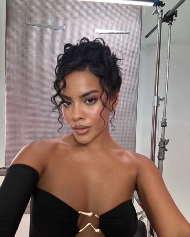 Os Melhores Acessórios para Valorizar seu Cabelo Cacheado Curto