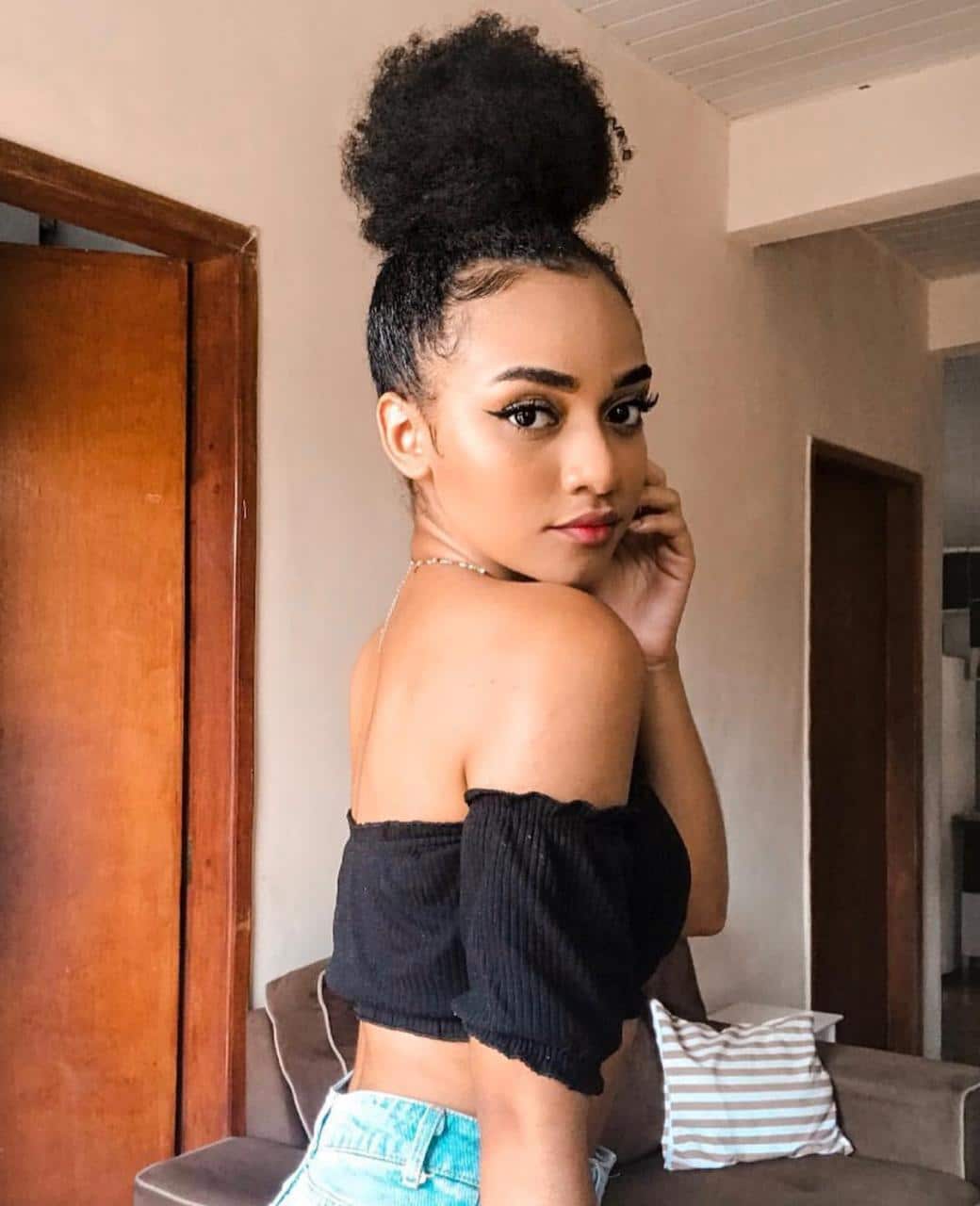 Penteados Rápidos para Cabelo Cacheado Curto: 5 Opções para o Dia a Dia