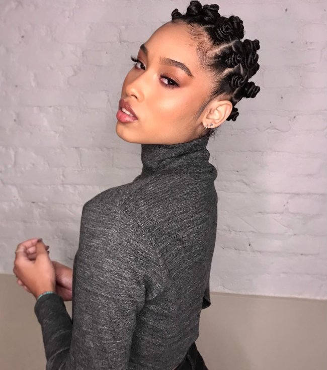 Os Melhores Acessórios para Valorizar seu Cabelo Cacheado Curto