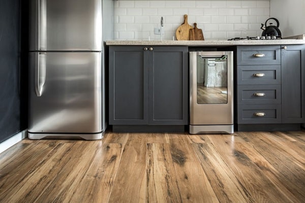 Piso Cerâmico Amadeirado: Economia e Estilo para Áreas Externas e Internas