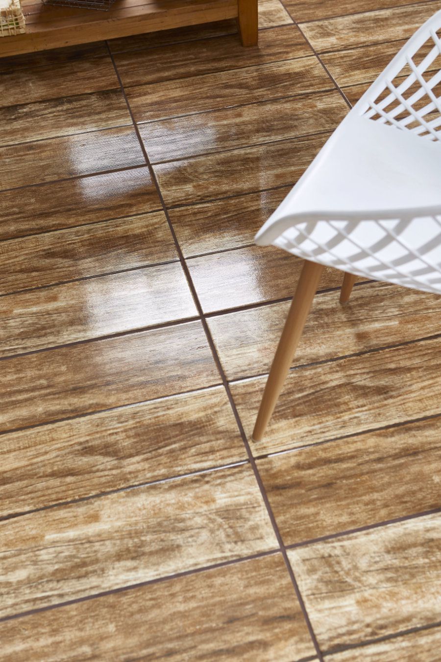 Porcelanato Amadeirado vs. Piso Laminado: Qual a Melhor Opção para Sua Casa?