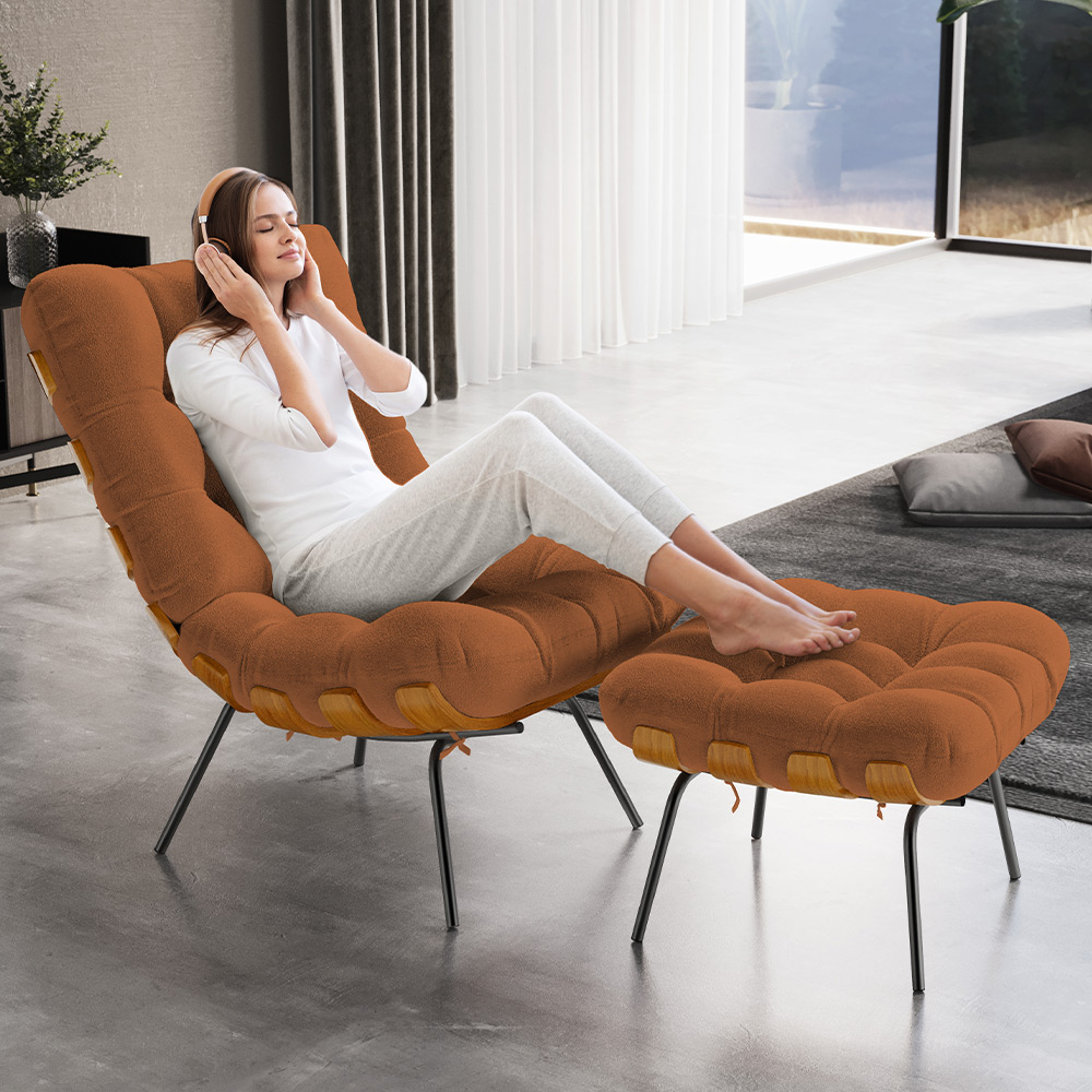 poltrona costela com puff no quarto