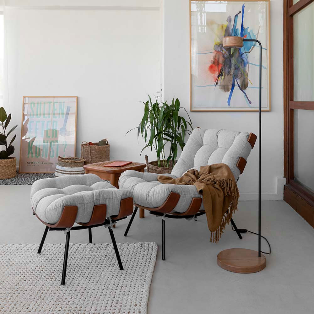 poltrona costela com puff no quarto