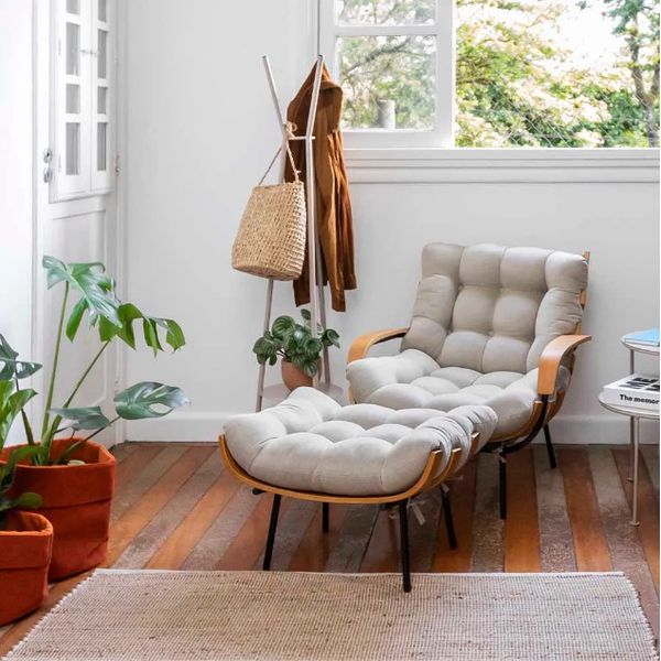 poltrona costela com puff no quarto