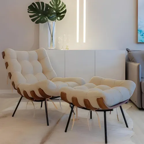 poltrona costela com puff no quarto