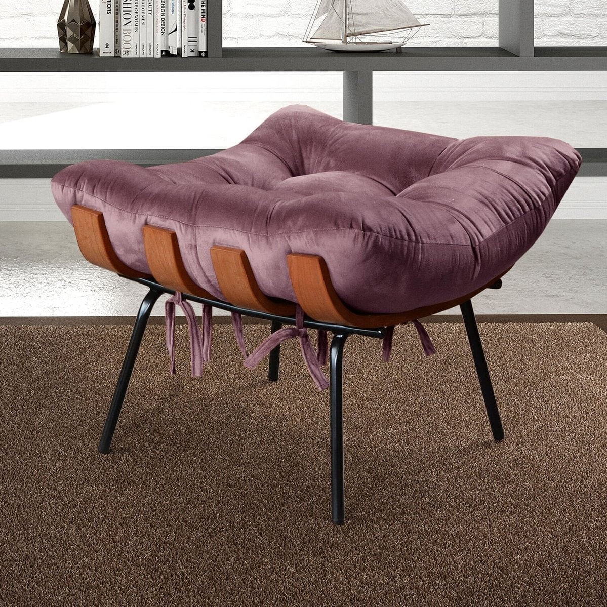 poltrona costela com puff no quarto