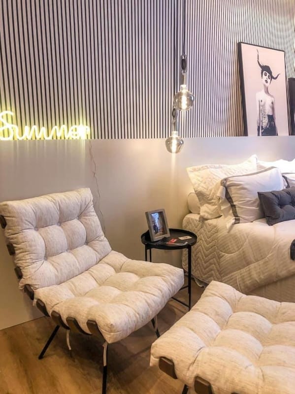 poltrona costela com puff no quarto