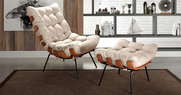 poltrona costela com puff no quarto