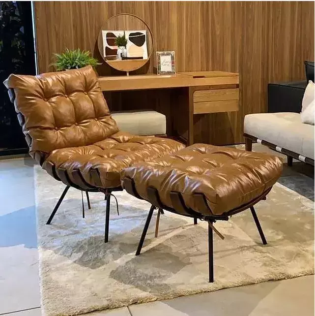 poltrona costela com puff no quarto