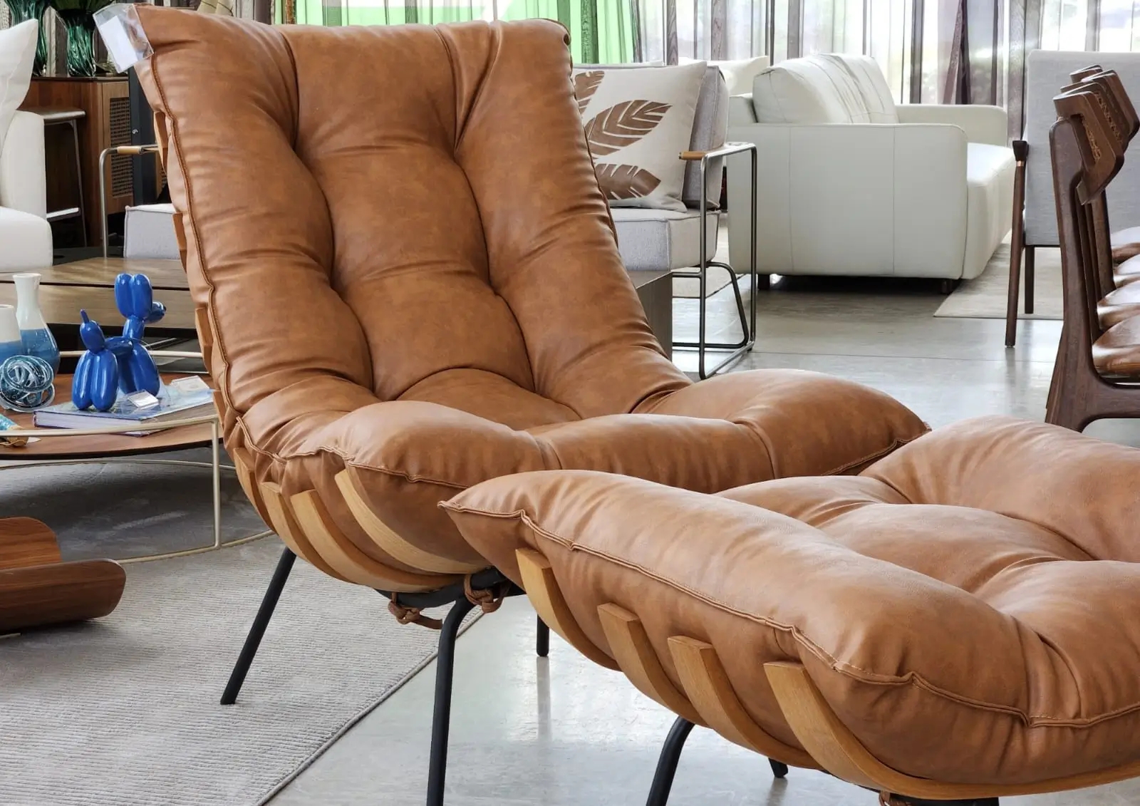 poltrona costela com puff no quarto