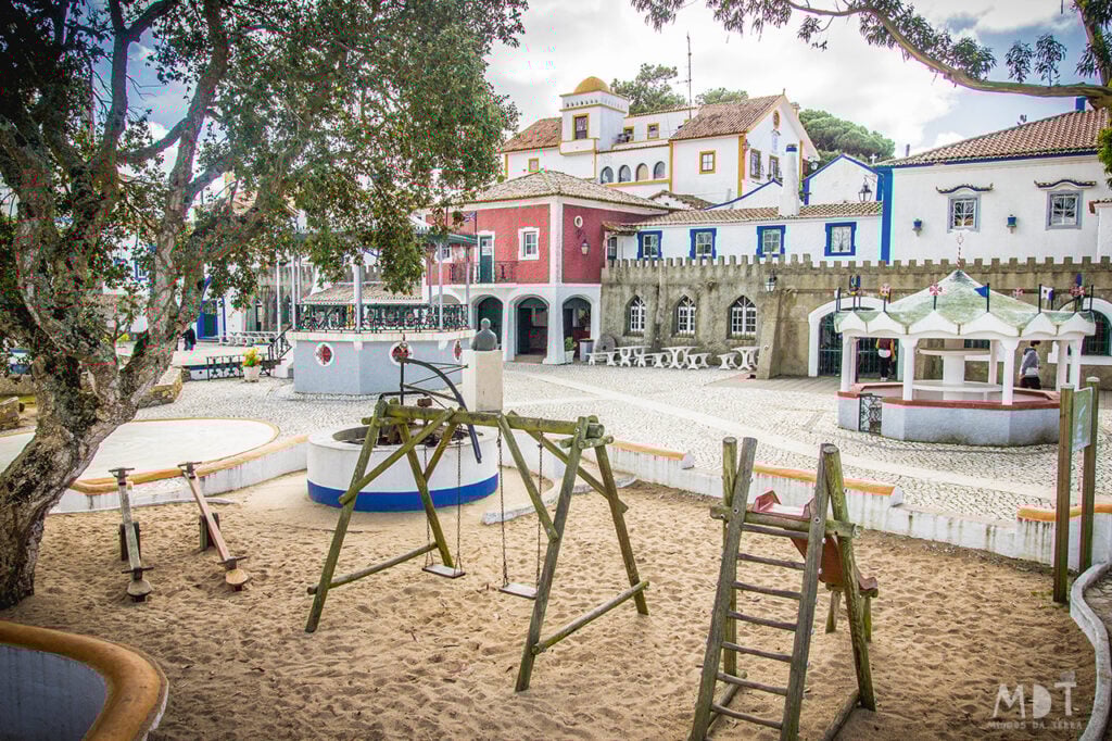 1. Roteiro de 7 dias em Portugal com crianças: O que não pode faltar!
2. Descubra os parques aquáticos mais divertidos do Algarve para a sua família.
3. Viagem de comboio em Portugal com crianças: Dicas e roteiros.
4. Planejando sua viagem para Portugal: Documentação e segurança para menores.
5. Portugal dos Pequenitos: Uma viagem no tempo para os pequenos exploradores.