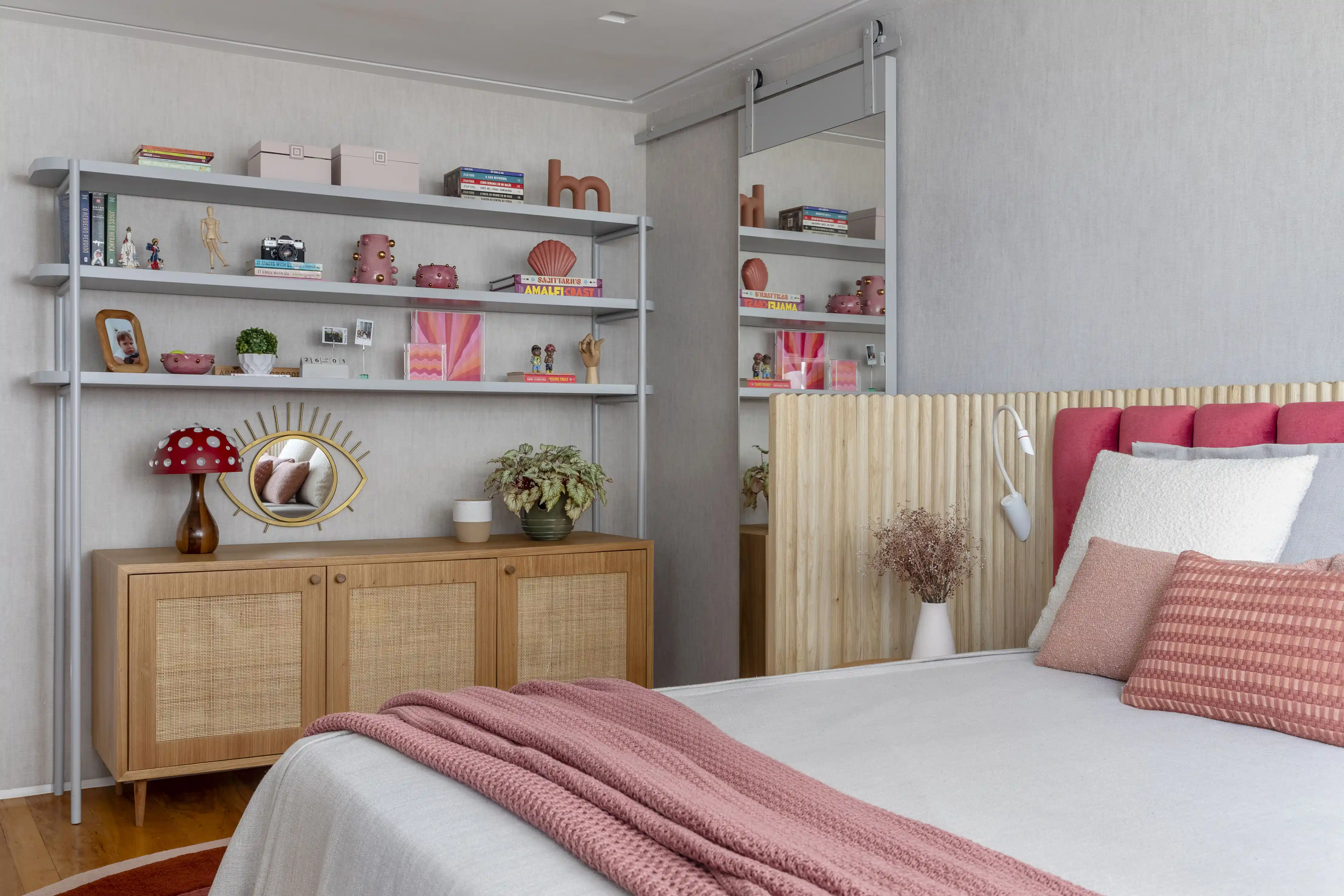 Prateleiras de Madeira vs. Metal: Qual o Melhor Estilo para Seu Quarto?