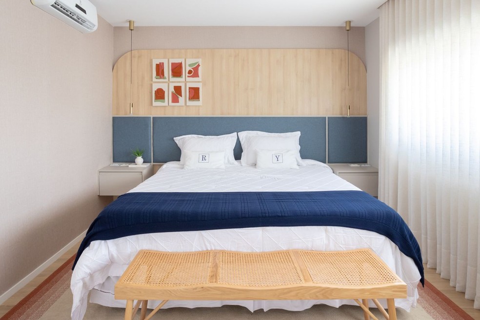 quarto azul marinho e branco