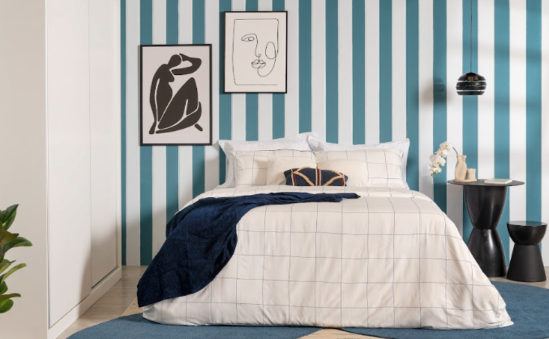 quarto azul marinho e branco