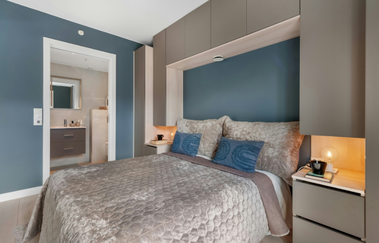 quarto azul marinho e branco